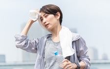 Vì sao phải thay áo khi chơi thể thao?