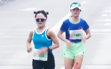 Runner Xiao Fen mất chức vô địch half marathon vì… ăn mừng sớm