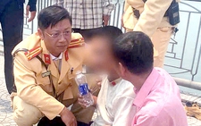 Thấy người định nhảy cầu tự tử, hai cảnh sát giao thông lao đến ngăn lại