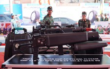 Súng bắn tỉa của công an, quân đội hút khách trong triển lãm thành tựu 50 năm của Đà Nẵng