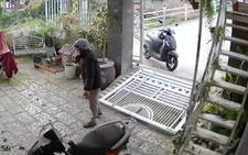 Người đàn ông chạy xe máy ôm cua tông sập cổng nhà dân