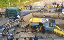Xe múc và xe đầu kéo lật chắn ngang đường, đèo An Khê bị gián đoạn giao thông