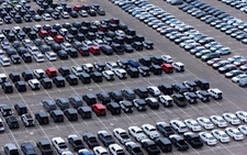 Ngành ô tô chấn động vì mức thuế 25% của ông Trump, giá cổ phiếu giảm mạnh