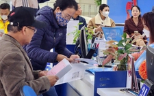 Chen chân đi nộp hồ sơ đất đai từ 6h sáng