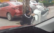 Tài xế ô tô nhanh trí giữ lại được xe máy trước tên trộm