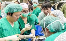 Bác sĩ ở Bangkok phẫu thuật ngoài trời cứu người trong lúc động đất