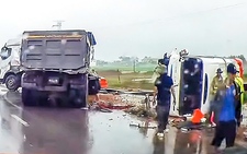 Xe tải tông xe 16 chỗ lật trên cao tốc Diễn Châu - Bãi Vọt, hai cô giáo gãy chân