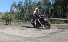 Quốc lộ 19 lại ổ voi ổ gà, nhiều đoạn hư hỏng phải bóc lên làm lại