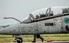 Ảnh vui 30-3: Phi công 'dùng chân' để lái máy bay