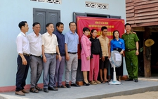 Trưởng công an xã lấy tiền tiết kiệm xóa nhà tạm cho dân