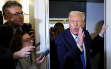Ông Trump nói 'có cách' để làm tiếp nhiệm kỳ 3, được không?