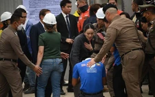 Người đàn ông quỳ lạy, khóc xin Thủ tướng Thái Lan giúp nạn nhân động đất