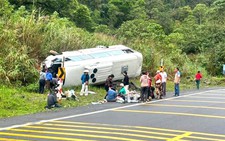 Xe khách chở 24 người đi hành hương bị lật trên đèo Khánh Lê, 6 người bị thương