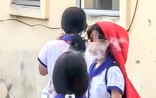 Nhóm nữ sinh tiểu học ‘phì phèo’ thuốc lá trong sân trường