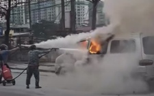 Ô tô bốc cháy ngùn ngụt giữa đường trong giờ tan tầm