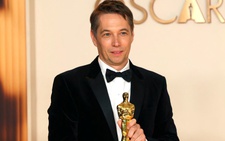 Vào đêm giành Oscar, Sean Baker đã dắt chó đi dạo trước khi đến bữa tiệc ăn mừng