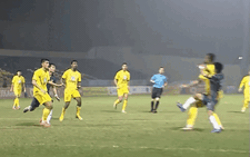Video VAR 'trừng phạt' sai lầm của hậu vệ Hoàng Anh Gia Lai ở phút bù giờ