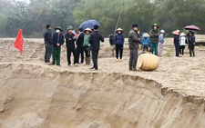 Người dân đánh trống, dựng lán tố 'cát tặc' ngoạm bờ sông Lam