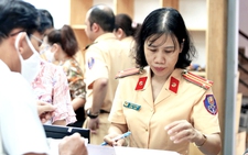 Sau 31-3, người dân chưa nhận kết quả cấp đổi giấy phép lái xe thì liên hệ đến đâu?