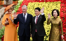 Chủ tịch nước đưa Nhà vua Bỉ đi thăm Hoàng thành Thăng Long