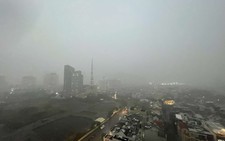 TP.HCM tối 10-4 mưa dông tối trời, kẹt ngập nhiều nơi