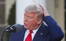 Tổng thống Trump ký sắc lệnh cải cách vòi hoa sen vì mái tóc đẹp?