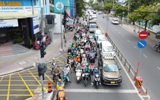 Có vạch mắt võng 'nhắc' nhường đường rẽ phải, nhiều người không biết dừng xe cản lối