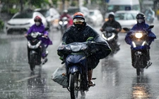 Thời tiết hôm nay 12-4: Miền Nam ngày nắng, chiều mưa, miền Bắc mưa to