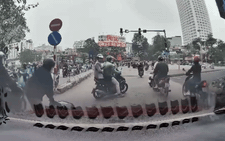 Tạt đầu ô tô bất thành, người phụ nữ đi xe máy 2 lần ngã nhào, còn quay sang bắt đền ô tô