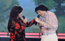 Minh Vương âu yếm hôn tay Lệ Thủy trong Tình nồng quê hương