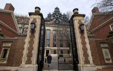 Các giáo sư Harvard kiện ông Trump vì đe dọa cắt tài trợ