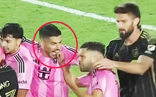 Luis Suarez cắn nhầm… đồng đội