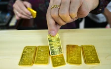 Giá vàng miếng SJC tiến thẳng lên 107,5 triệu đồng/lượng
