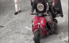 Đổ đèo bằng Vespa cổ, tài xế khiến dân mạng 'thót tim' khi phanh bằng... chân