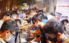Những suất ăn miễn phí lúc giữa đêm