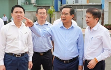 Chủ tịch Nguyễn Văn Được khảo sát nhà trên và ven kênh rạch