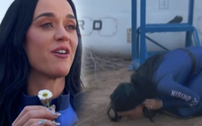 Quá nhớ Trái đất, Katy Perry hôn đất sau khi vào vũ trụ 11 phút