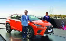 Chủ xe Lexus toàn 'ông chú', thu nhập thấp hơn người mua BMW, Mercedes