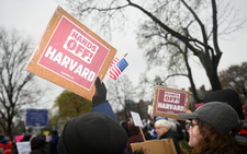 Harvard bất tuân, ông Trump cho đóng băng 2,3 tỉ USD tài trợ