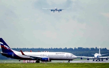 Bloomberg: Nga muốn dùng tài sản đóng băng mua máy bay Boeing nếu đạt lệnh ngừng bắn