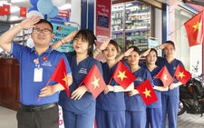 Hơn 2.025 nhà thuốc Long Châu rực rỡ cờ hoa dịp lễ 30-4 và 1-5
