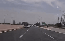Nữ tài xế đi ngược chiều cao tốc ở làn 120km/h, quay xe ngang đường để vào lối rẽ