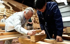 Nhật Bản thiếu hụt thợ mộc nghiêm trọng đẩy chi phí lên cao