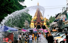 Lễ hội Thingyan và chiếc bánh Mun Lone Yay Paw của người Myanmar