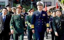 Hai bộ trưởng quốc phòng Việt Nam, Trung Quốc thăm cửa khẩu thông minh Hữu Nghị Quan