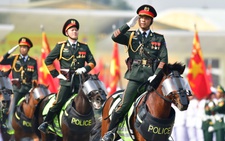 Tiêm kích xé âm thanh, chiến sĩ hô vang trời khi diễu binh dưới nắng Biên Hòa