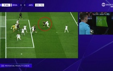 Tranh cãi nảy lửa về quả phạt đền của Arsenal trước Real Madrid