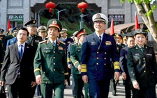 Vietnamese, Chinese defense ministers visit smart border gate in Guangxi