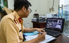 Loạt xe máy bị phạt nguội ở Hà Nội vì vượt đèn đỏ, đi ngược chiều 'tưởng không có cảnh sát'