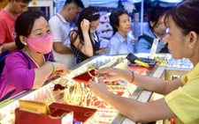 Giá vàng vượt mốc 120 triệu đồng/lượng dù vàng thế giới giảm